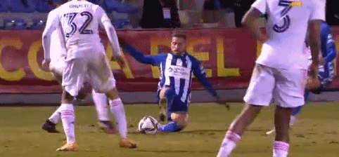 国产奇幻游戏《夜莺归笼》新演示 美艳女主爬梯子